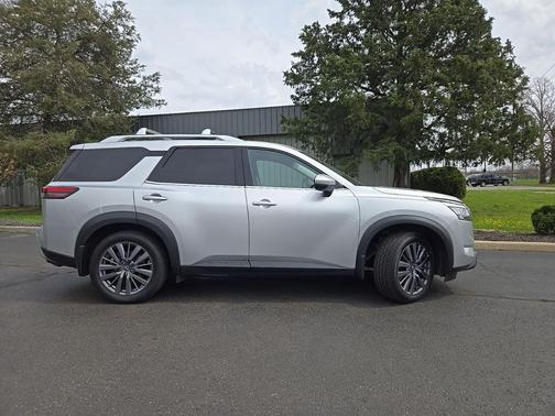 Brilliant Silver Metallic 2022 Nissan Pathfinder SL 4WD