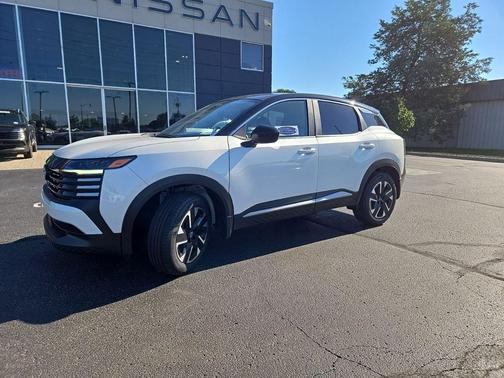 Aspen White/Super Black 2025 Nissan Kicks SV