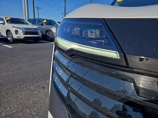Aspen White/Super Black 2025 Nissan Kicks SV
