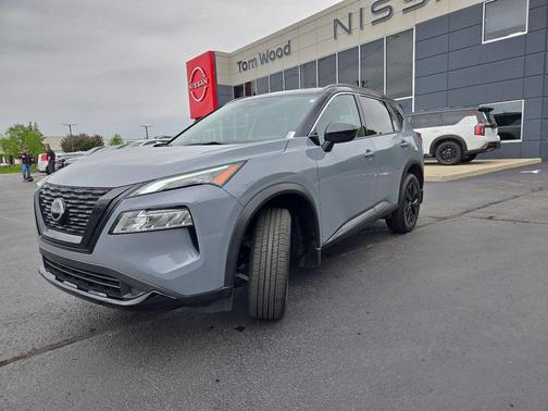 Boulder Gray Pearl/Super Black 2023 Nissan Rogue SV