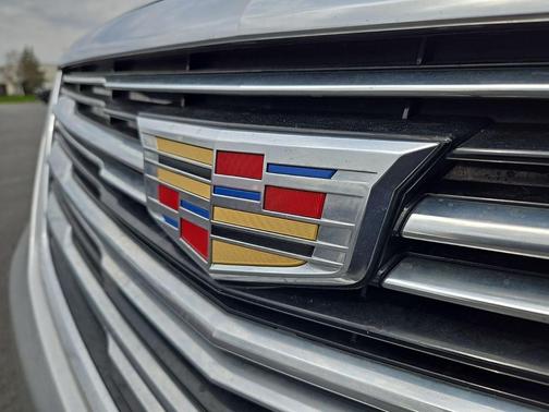 Radiant Silver Metallic 2018 Cadillac XT5 Premium Luxury