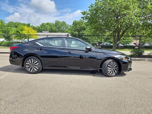 Super Black Clearcoat 2026 Nissan Altima 2.5 SV