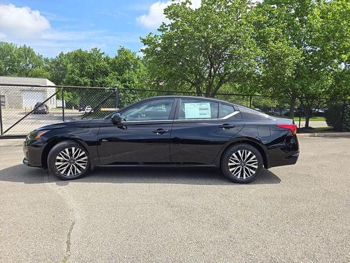 Super Black Clearcoat 2026 Nissan Altima 2.5 SV