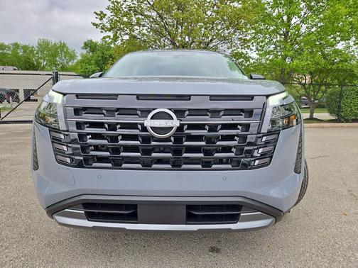 Boulder Gray/Super Black 2026 Nissan Pathfinder Platinum