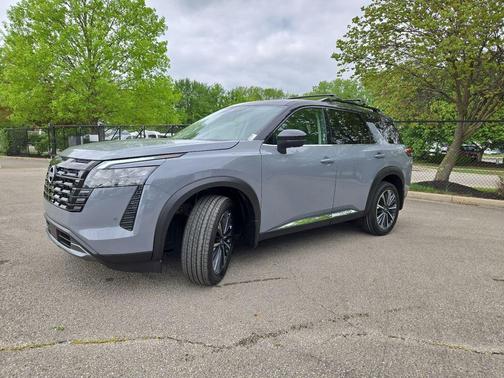 Boulder Gray/Super Black 2026 Nissan Pathfinder Platinum