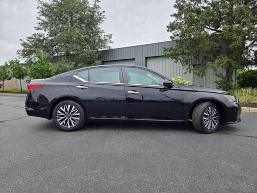 Super Black Clearcoat 2023 Nissan Altima 2.5 SV