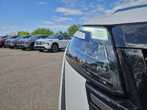 Everest White Pearl Tricoat 2026 Nissan Pathfinder Rock Creek