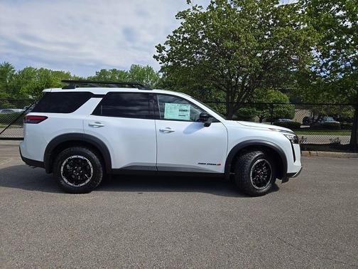 Everest White Pearl Tricoat 2026 Nissan Pathfinder Rock Creek