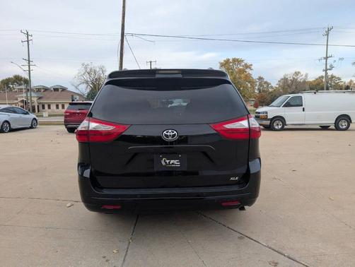 2016 Toyota Sienna XLE