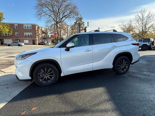 2022 Toyota Highlander LE