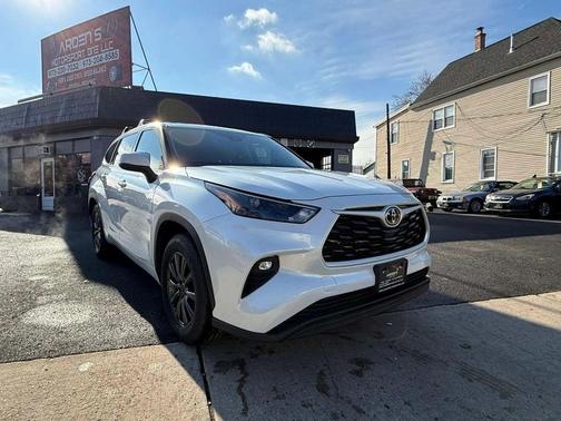 2022 Toyota Highlander LE
