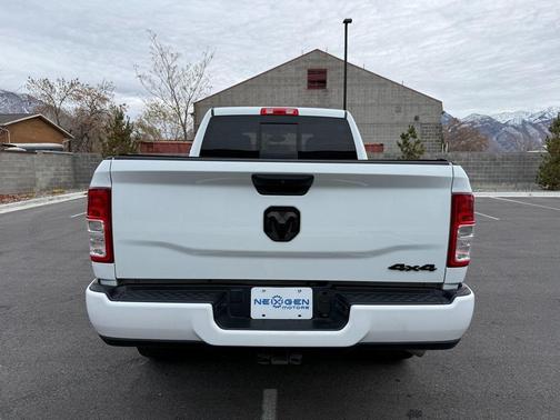 2022 RAM 2500 Tradesman Crew Cab 4x4 6'4' Box