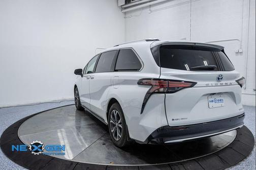 2025 Toyota Sienna Platinum