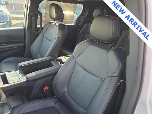 2025 Toyota Sienna Platinum