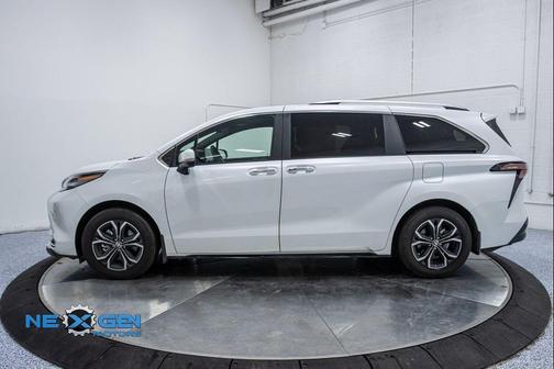 2025 Toyota Sienna Platinum