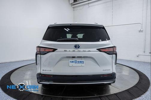 2025 Toyota Sienna Platinum