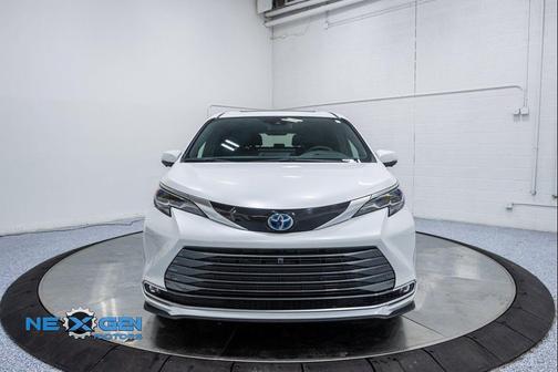 2025 Toyota Sienna Platinum