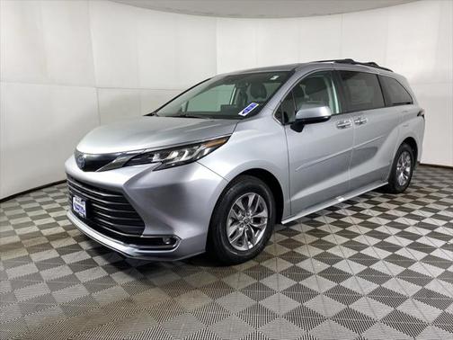 2022 Toyota Sienna XLE 8 Passenger