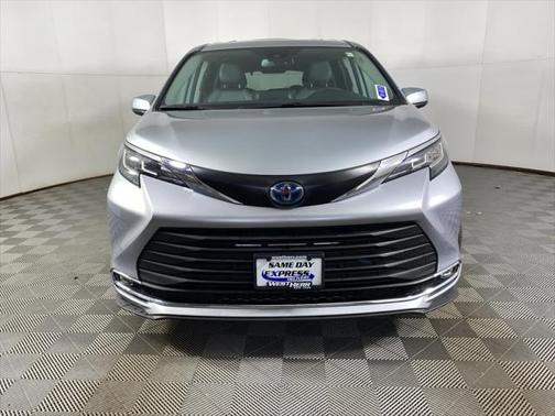 2022 Toyota Sienna XLE 8 Passenger