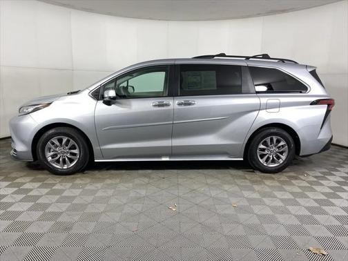 2022 Toyota Sienna XLE 8 Passenger
