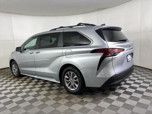 2022 Toyota Sienna XLE 8 Passenger
