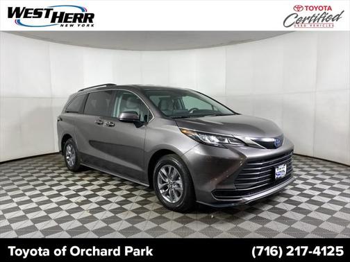 2022 Toyota Sienna LE