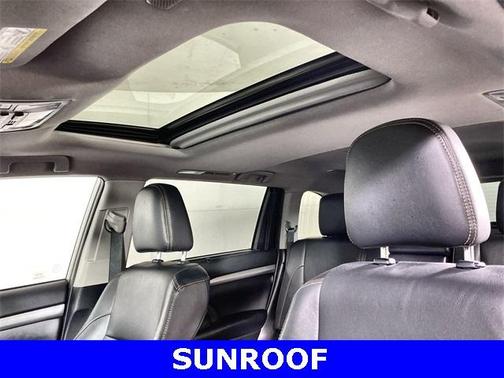 Photo 2 of 32 of 2019 Toyota Highlander XLE