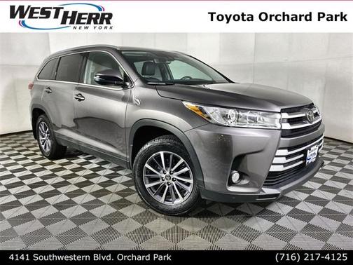 Photo 1 of 32 of 2019 Toyota Highlander XLE