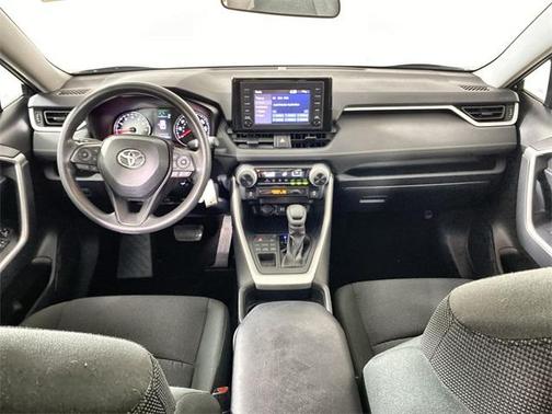 Photo 2 of 29 of 2019 Toyota RAV4 LE