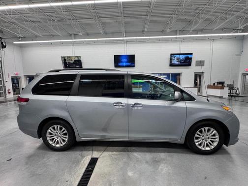 2013 Toyota Sienna XLE