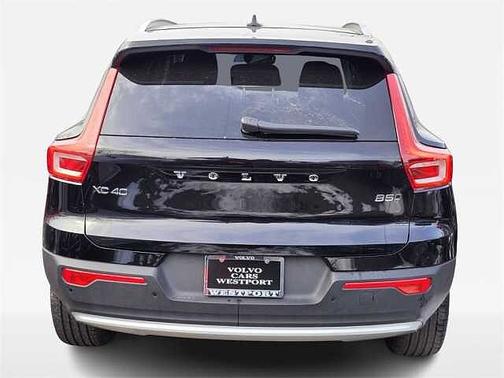 2025 Volvo XC40 Core