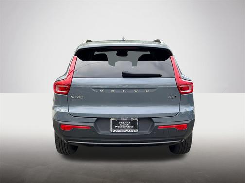 2023 Volvo XC40 B5 AWD Plus Dark