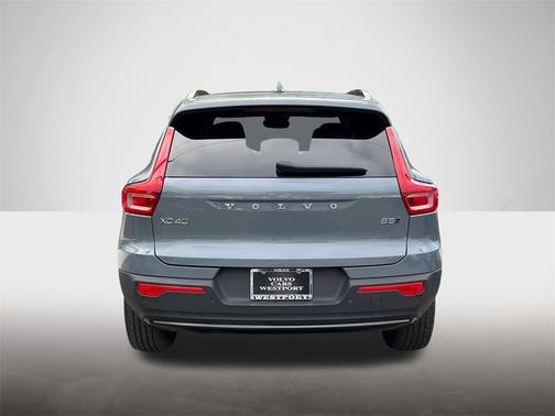 2023 Volvo XC40 B5 AWD Plus Dark