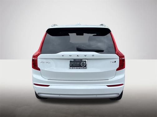 2022 Volvo XC90 T6 AWD Momentum 6 Seater