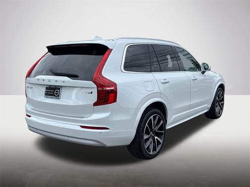 2022 Volvo XC90 T6 AWD Momentum 6 Seater