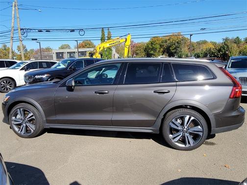 2025 Volvo V60 Cross Country B5 Plus
