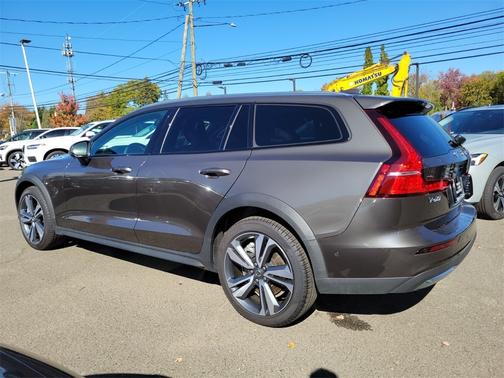 2025 Volvo V60 Cross Country B5 Plus