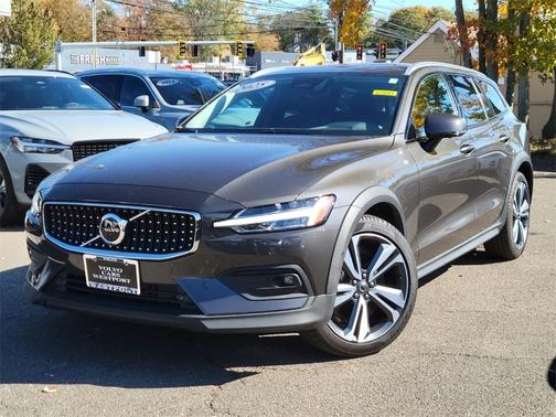2025 Volvo V60 Cross Country B5 Plus