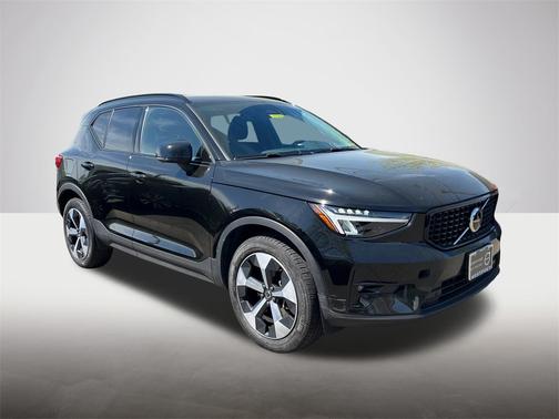 2023 Volvo XC40 B5 AWD Plus Dark