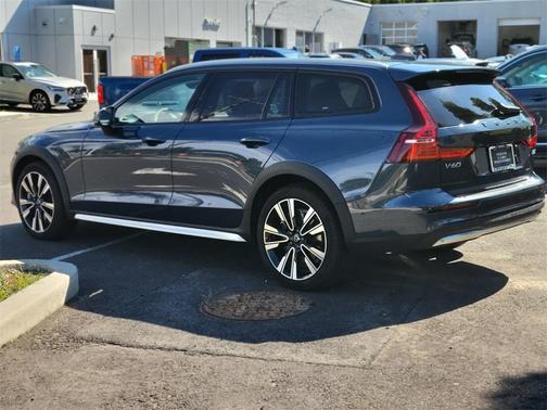 2024 Volvo V60 Cross Country B5 Ultimate