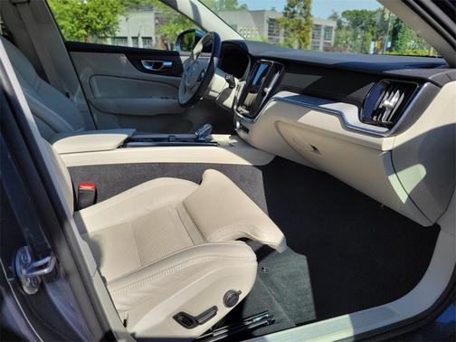 2024 Volvo V60 Cross Country B5 Ultimate