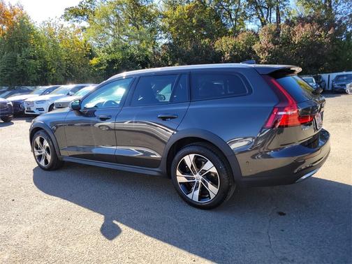 2024 Volvo V60 Cross Country B5 Plus