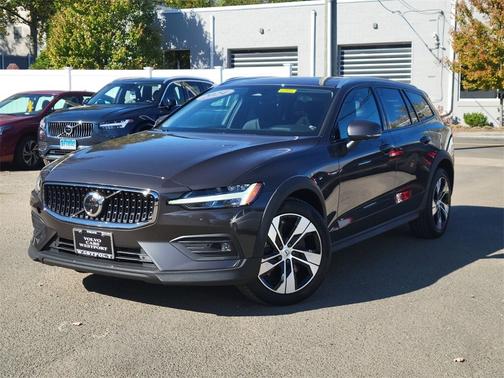 2024 Volvo V60 Cross Country B5 Plus