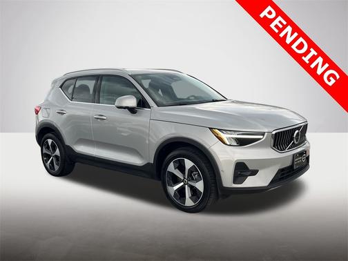 2025 Volvo XC40 B5 Plus Bright Theme