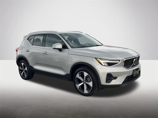 2025 Volvo XC40 B5 Plus Bright Theme