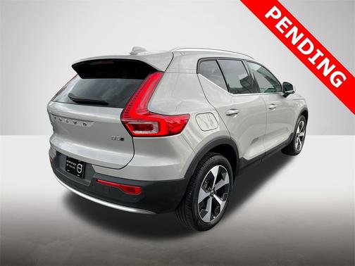 2025 Volvo XC40 B5 Plus Bright Theme