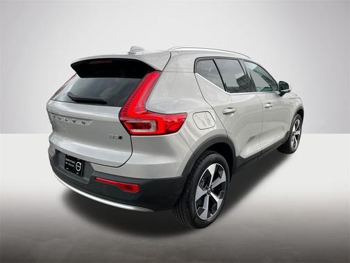 2025 Volvo XC40 B5 Plus Bright Theme