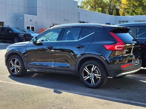 2025 Volvo XC40 B5 Core Bright Theme