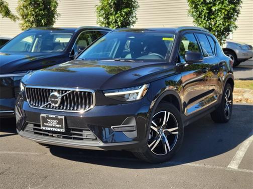 2025 Volvo XC40 B5 Core Bright Theme