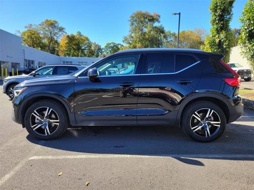 2025 Volvo XC40 B5 Core Bright Theme
